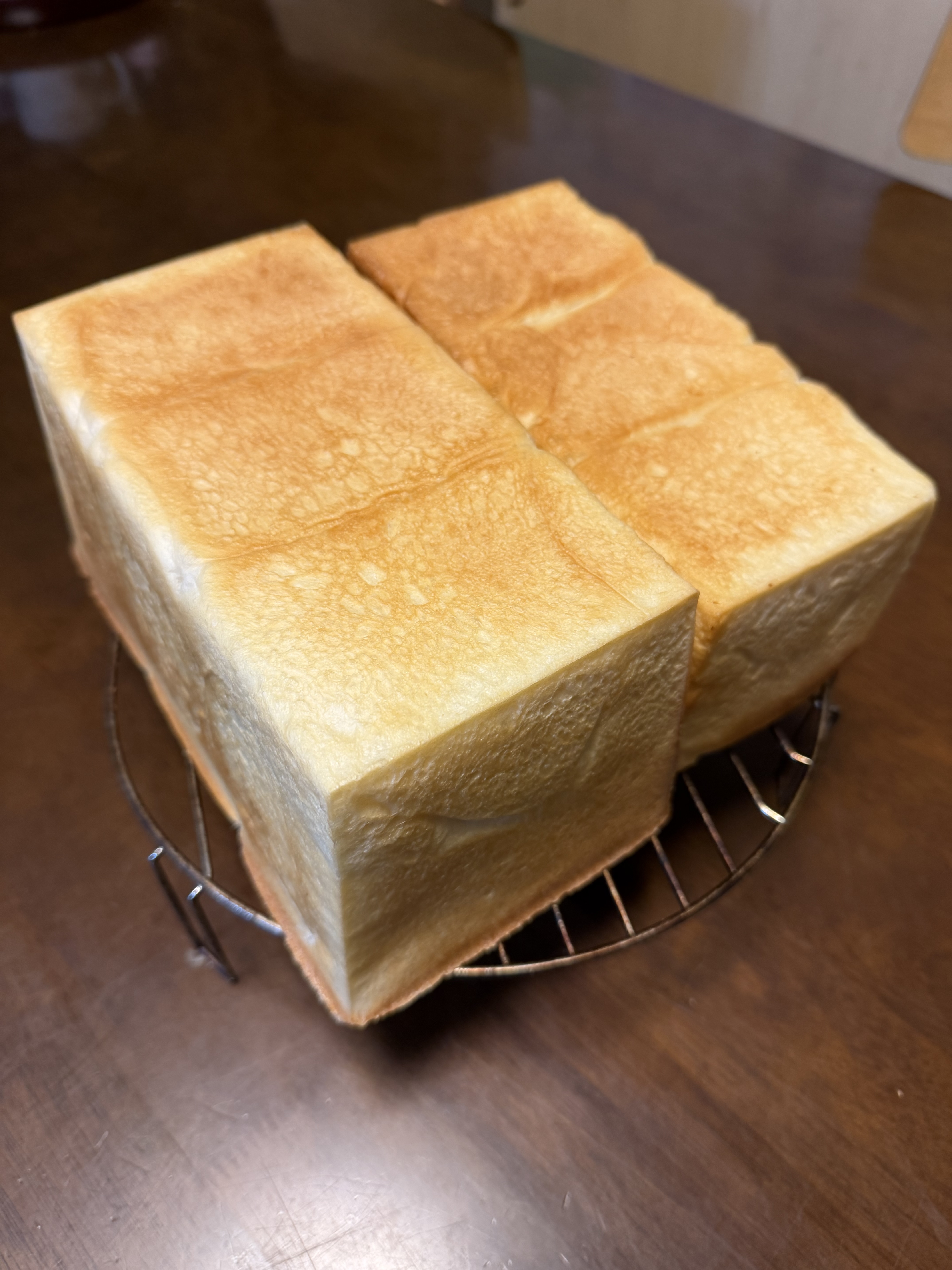 焼き上がりの食パン 2本
